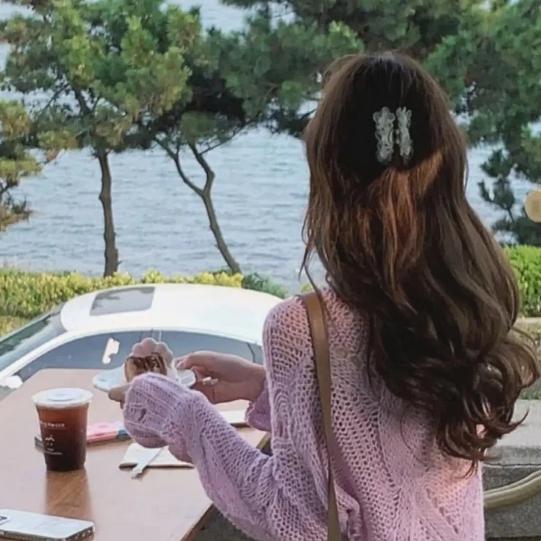 葡萄架下的女神